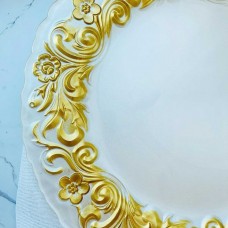 Сервировочная тарелка стеклянная, цвет - белый с золотым узорным кантом, 33см